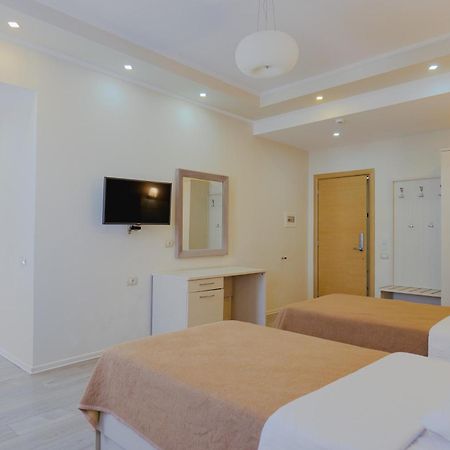 Hotel Mediterrane Саранда Экстерьер фото