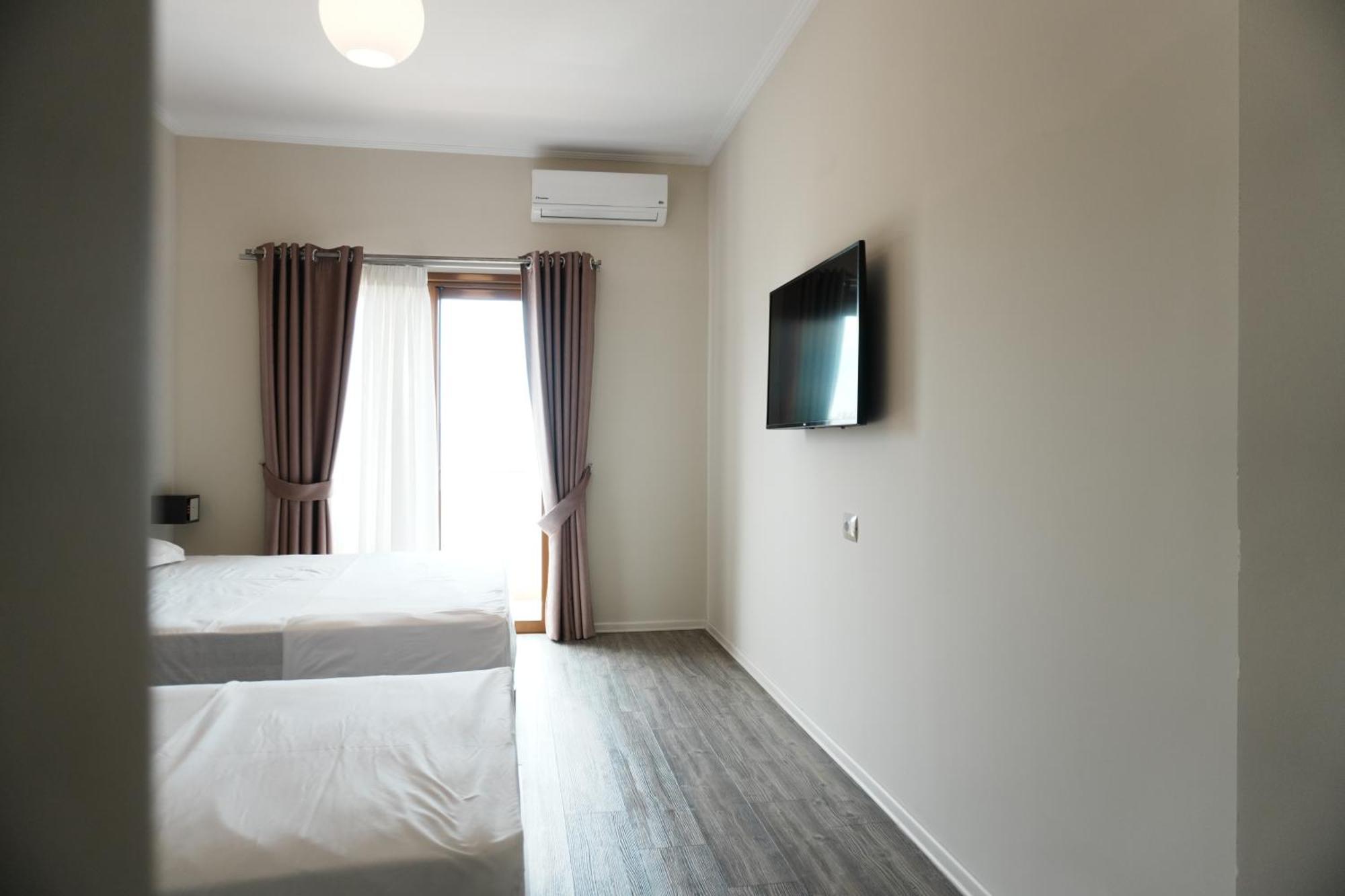 Hotel Mediterrane Саранда Экстерьер фото