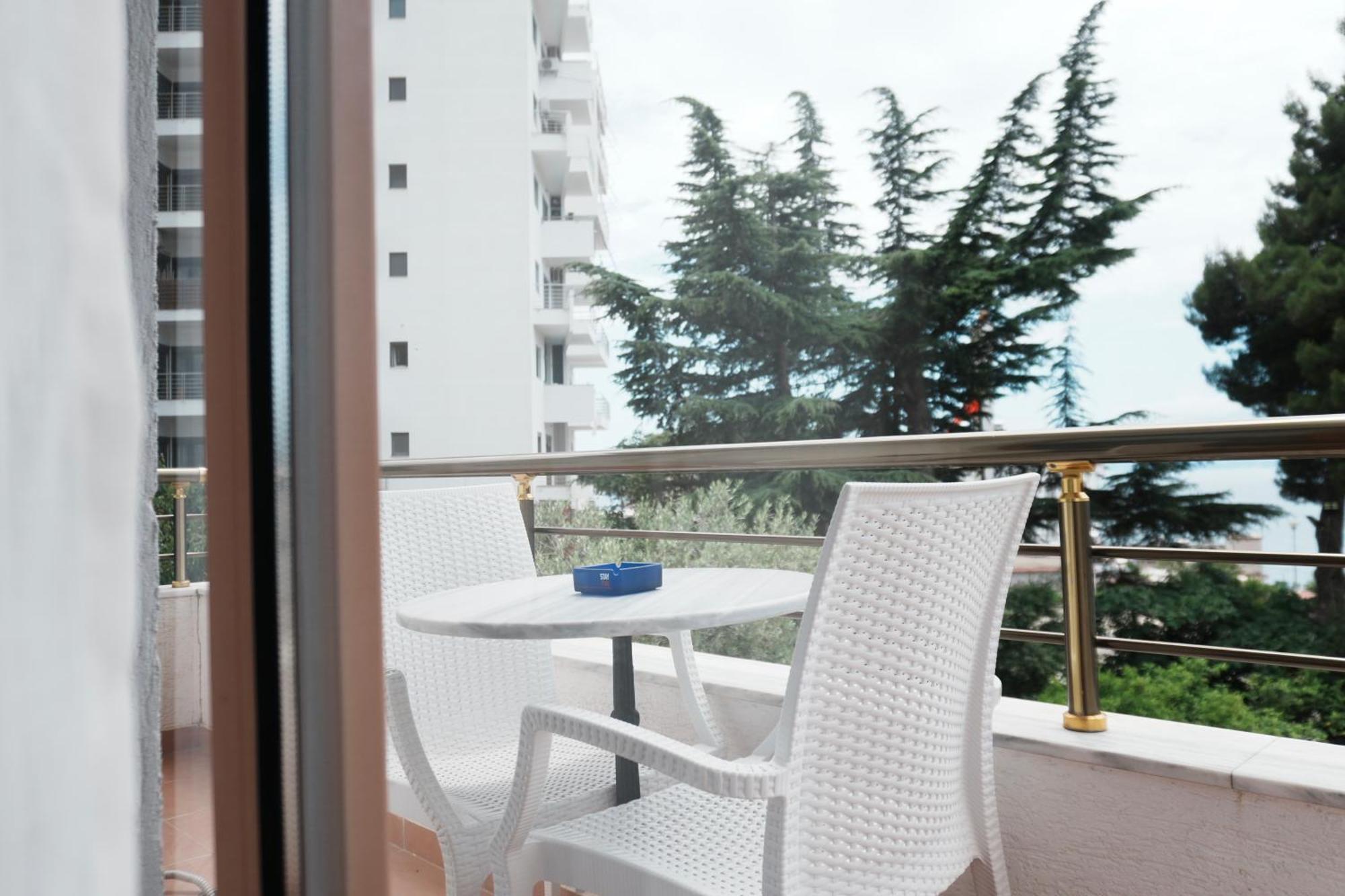 Hotel Mediterrane Саранда Экстерьер фото
