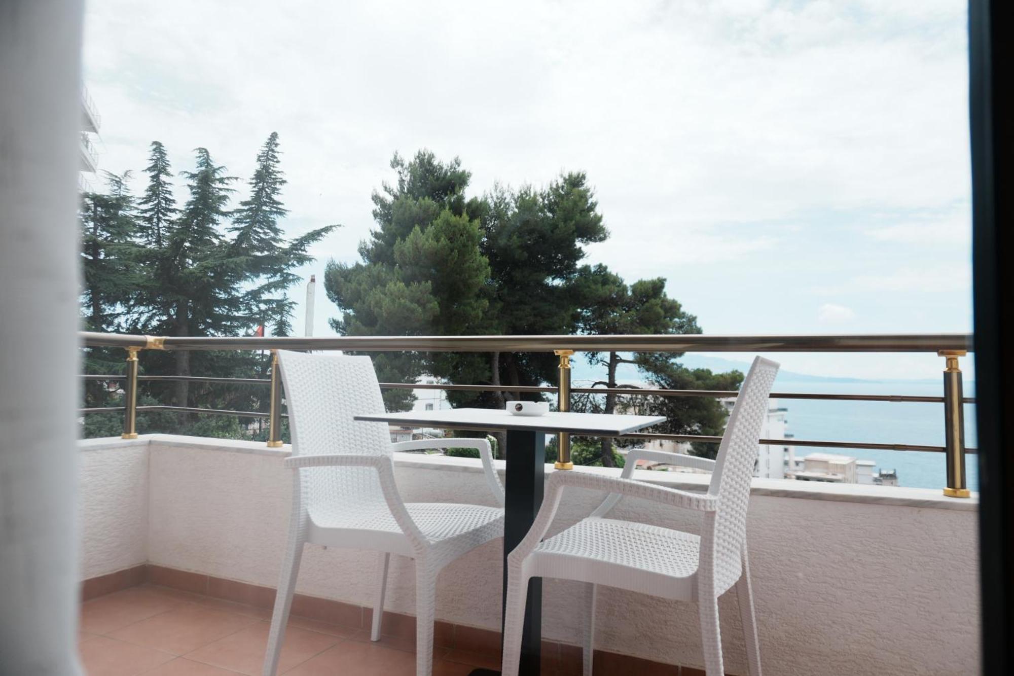 Hotel Mediterrane Саранда Экстерьер фото