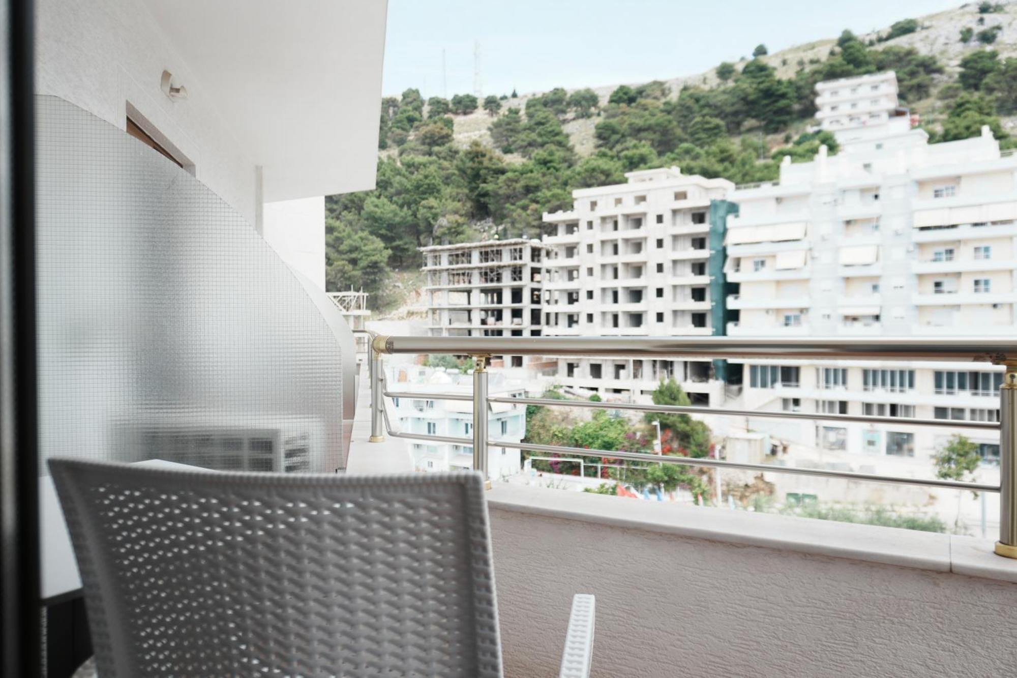 Hotel Mediterrane Саранда Экстерьер фото