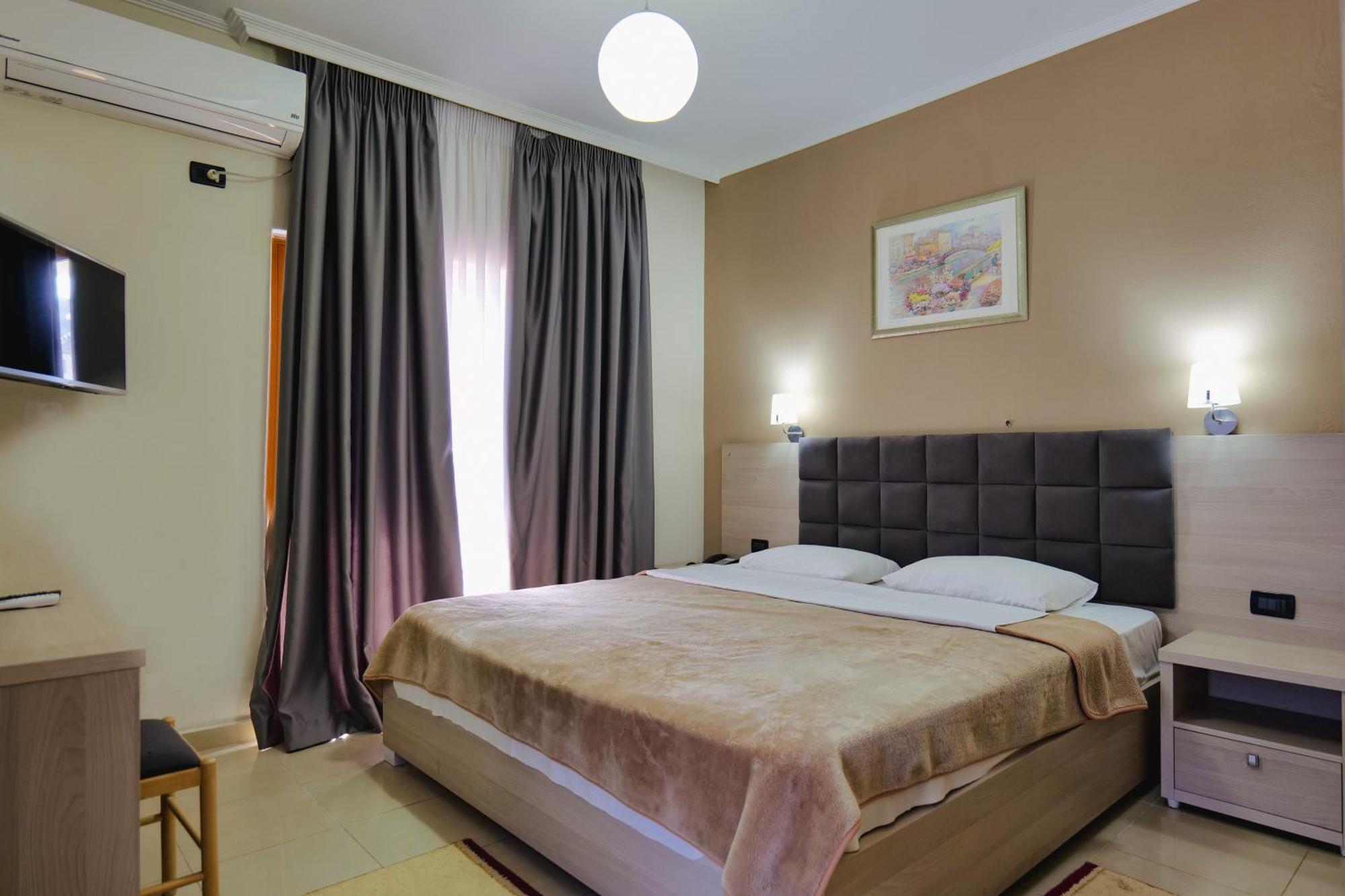 Hotel Mediterrane Саранда Экстерьер фото