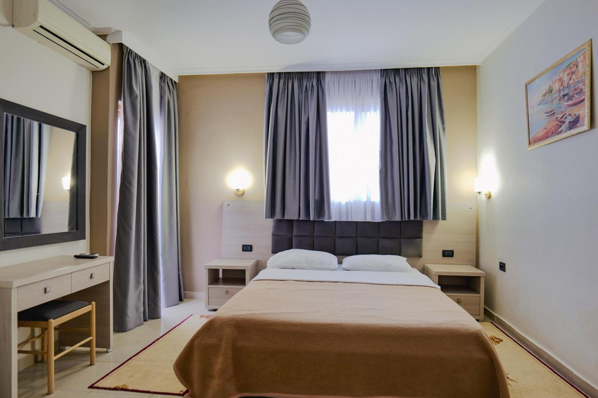 Hotel Mediterrane Саранда Экстерьер фото