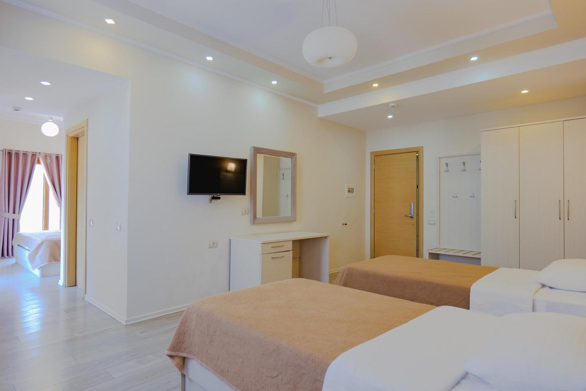 Hotel Mediterrane Саранда Экстерьер фото