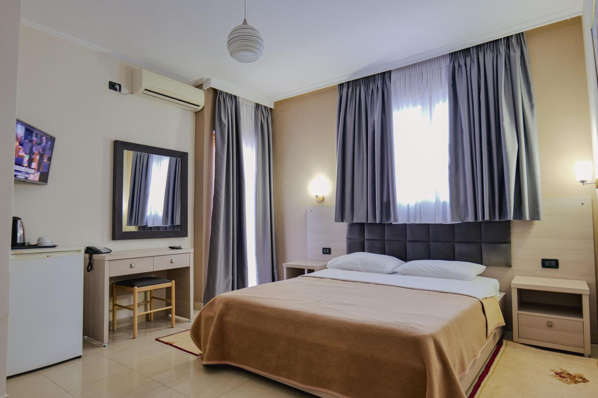 Hotel Mediterrane Саранда Экстерьер фото