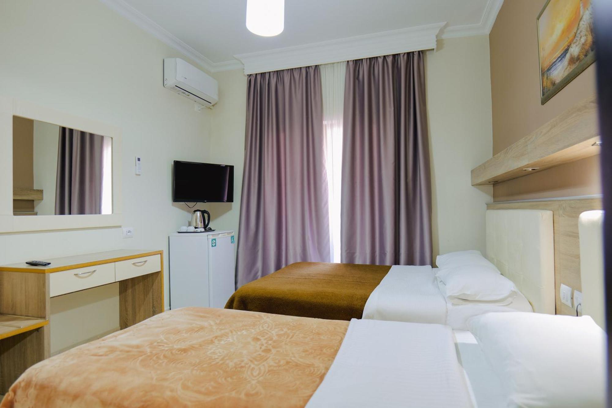 Hotel Mediterrane Саранда Экстерьер фото