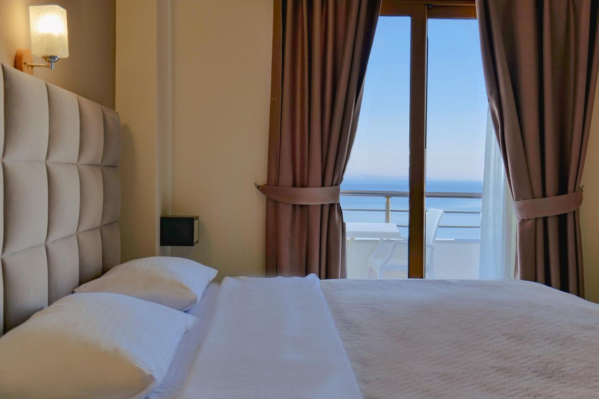 Hotel Mediterrane Саранда Экстерьер фото