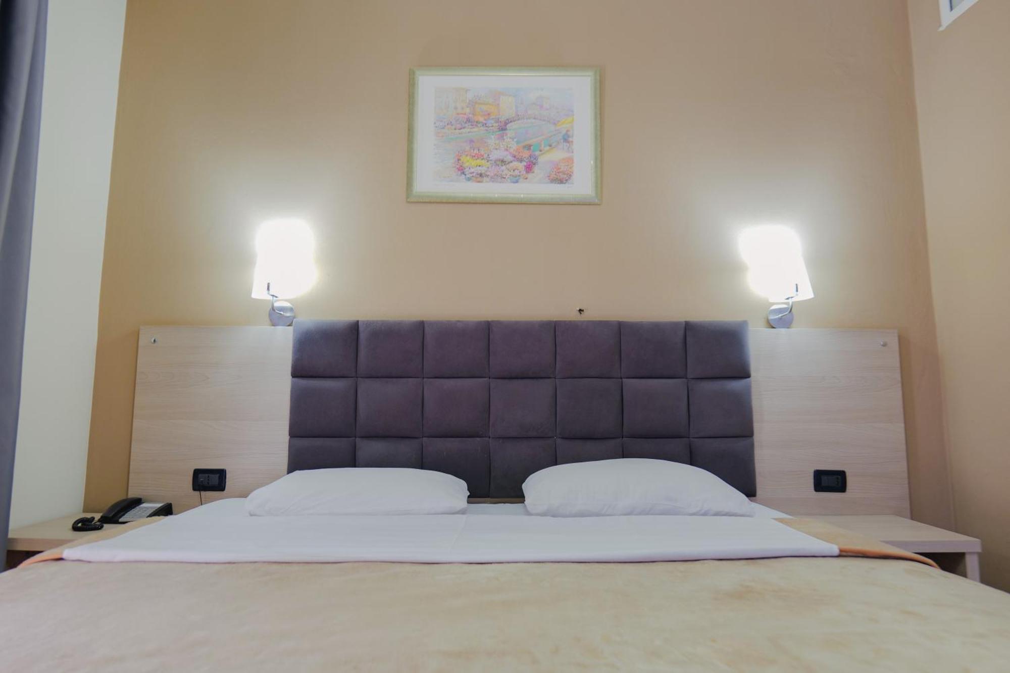 Hotel Mediterrane Саранда Экстерьер фото