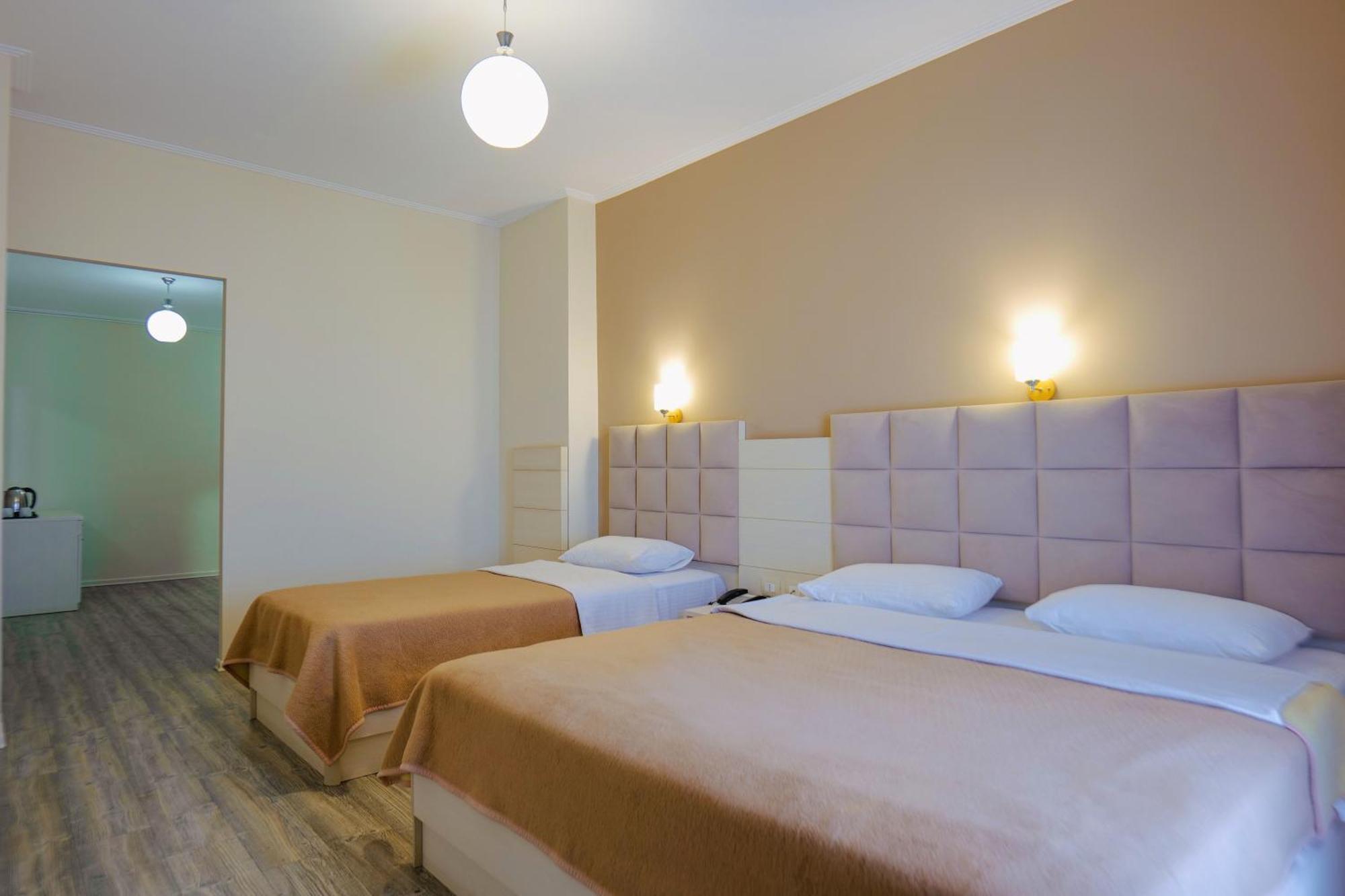 Hotel Mediterrane Саранда Экстерьер фото