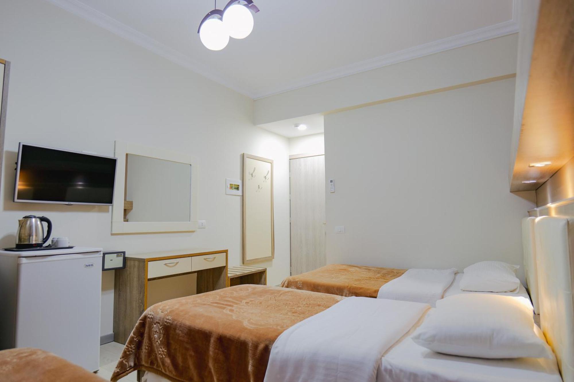 Hotel Mediterrane Саранда Экстерьер фото