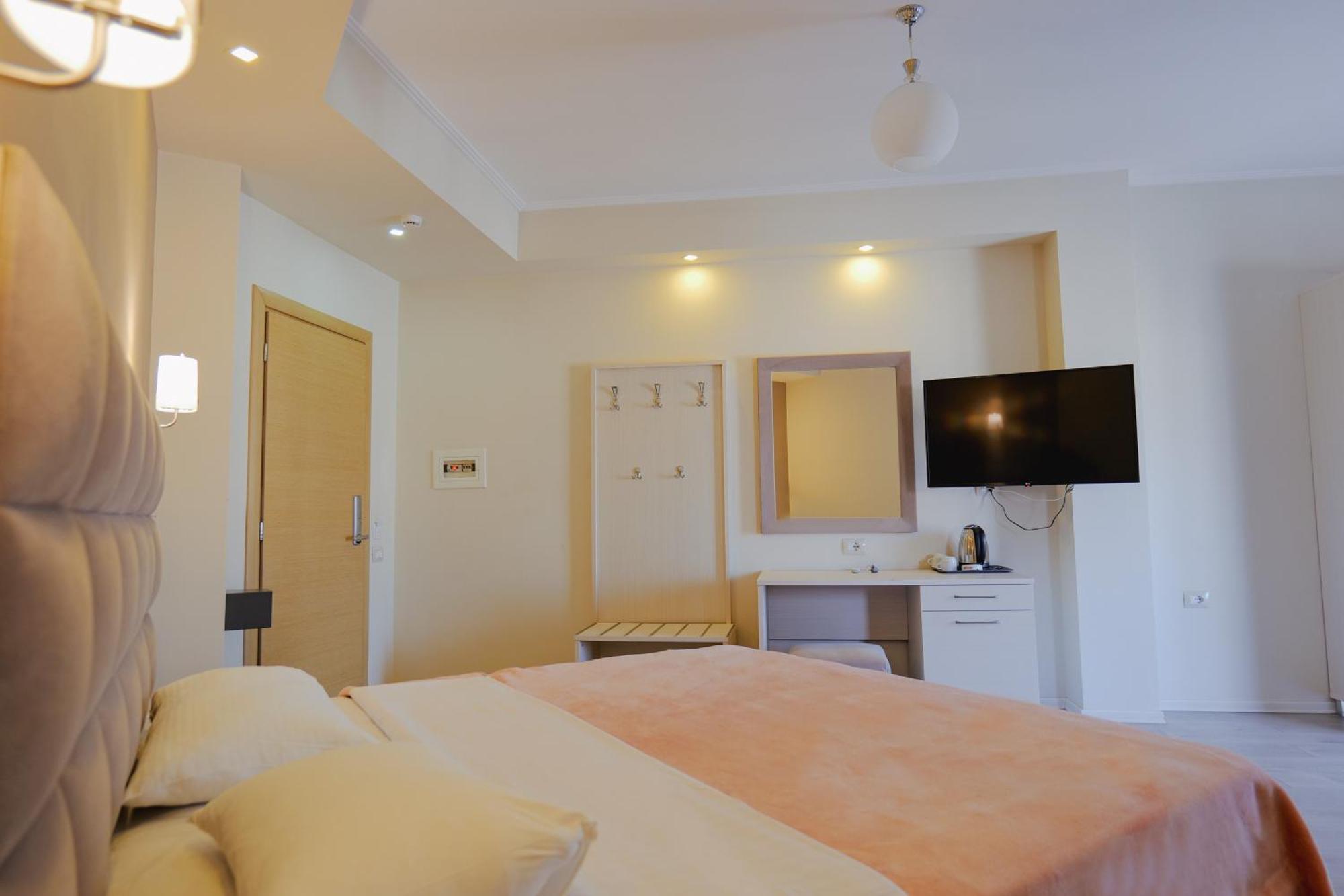 Hotel Mediterrane Саранда Экстерьер фото